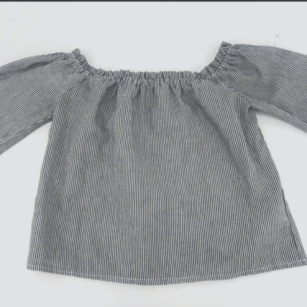 BRANDY MELVILLE THEIA Boxy Crop Peasant Top Pinstripe elastic charcoal white - Picture 11 of 14